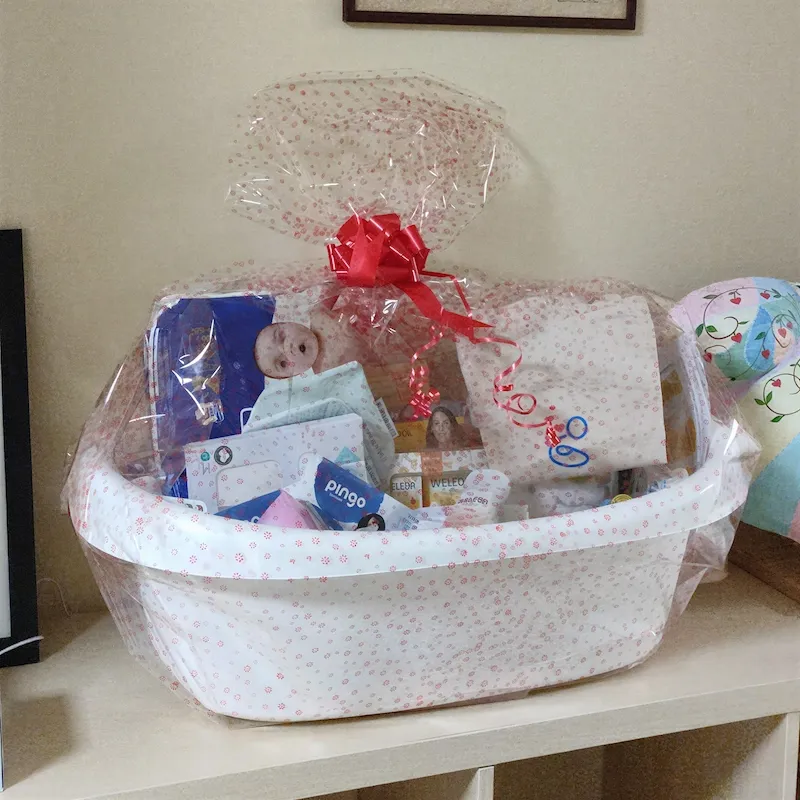 Cesta de Navidad 2025 de Matronastur con productos para mamá y bebé