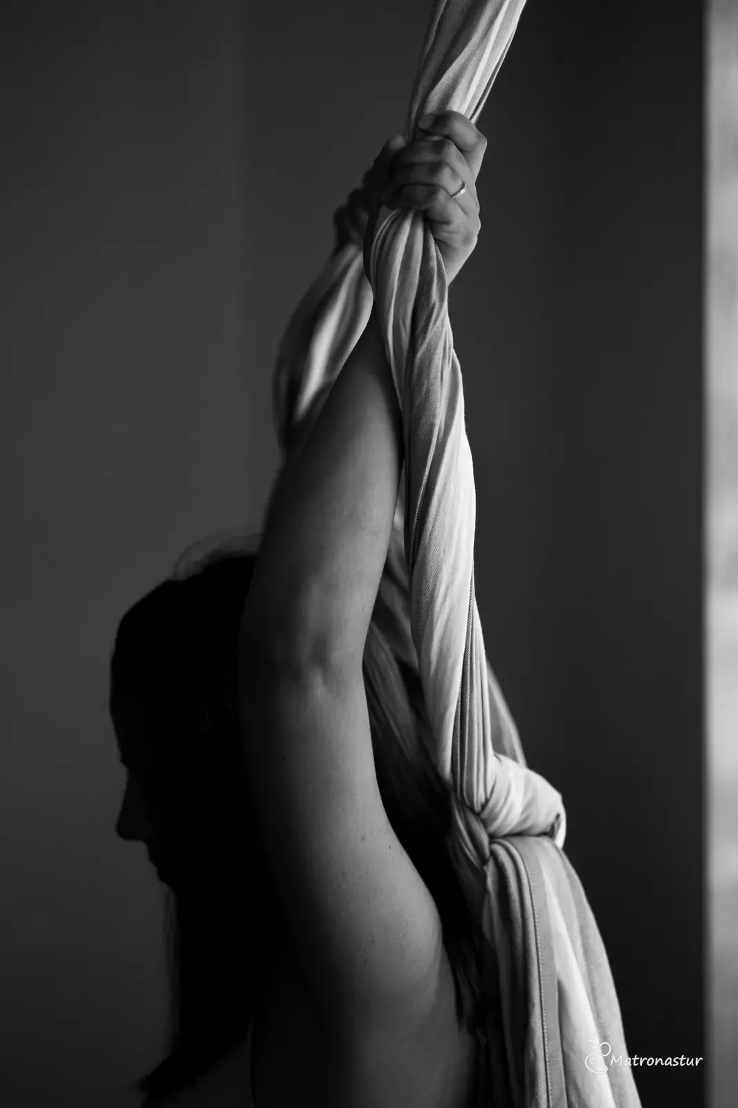 Tania de parto, colgada de la liana de tela en la sala de partos, fotografía en blanco y negro